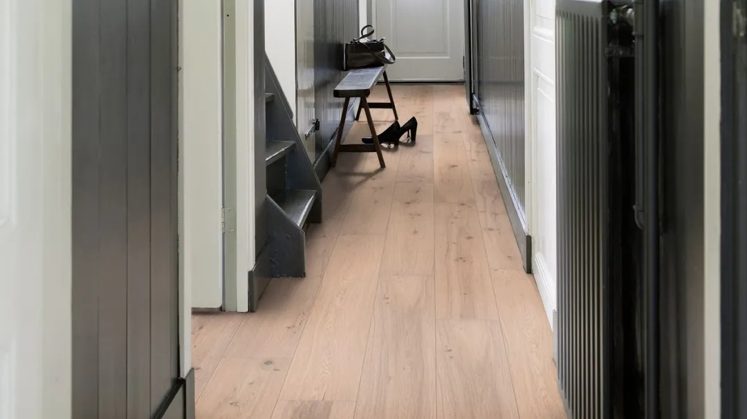 Solidfloor Originals Arctic Oak 5/8-in T x 7-1/2-in W Handscraped Engineered Hardwood Flooring ( 31.074-sq ft / Carton ), photo 4 of 7