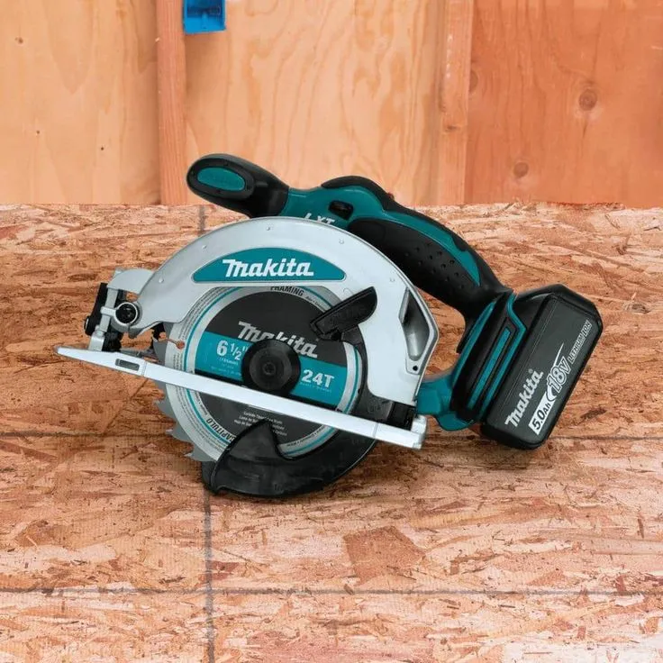 Makita 18-Volt 5.0 Ah LXT Lithium-Ion Cordless 6-1/2 in. Circular Saw Kit, photo 4 of 9