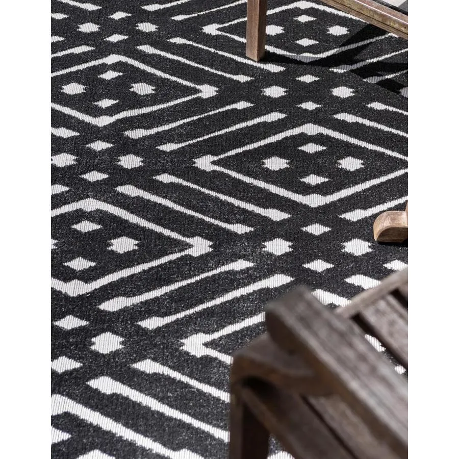 Unique Loom Ella Sabrina Soto Outdoor 8 x 8 Black Round Indoor/Outdoor Geometric French Country Area Rug, photo 4 of 7