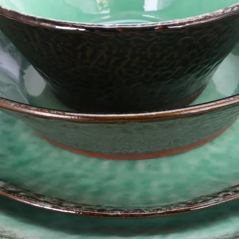 Green Lantern 16-Piece Contemporary Teal Terra Cotta Dinnerware Set