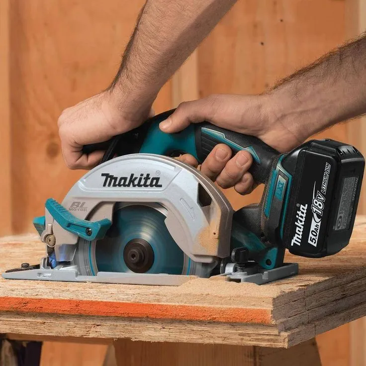 Makita 18-Volt 5.0Ah LXT Lithium-Ion Brushless Cordless 6-1/2 in. Circular Saw Kit, photo 3 of 9