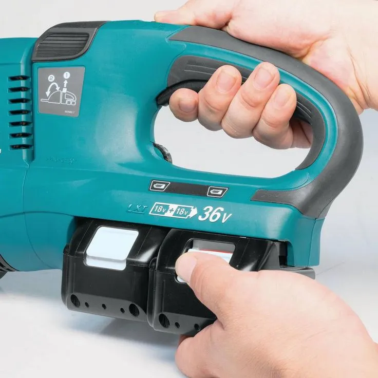 Makita 18-Volt X2 (36-Volt) LXT Lithium-Ion Cordless Hedge Trimmer Kit with Two 5.0 Ah Batteries and Charger, photo 7 of 9