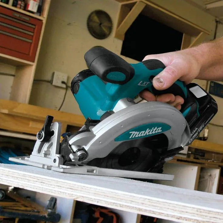 Makita 18-Volt 5.0 Ah LXT Lithium-Ion Cordless 6-1/2 in. Circular Saw Kit, photo 5 of 9