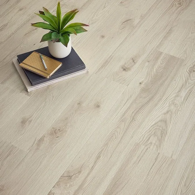 Pergo TimberCraft +WetProtect Harkness Oak Laminate Flooring With Attached Underlayment, photo 6 of 11