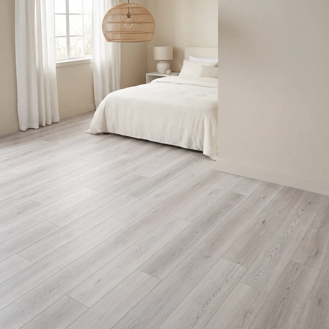 London Sky Oak 12-mil x 7-in W x 48-in L Waterproof Interlocking Luxury Vinyl Plank Flooring (19.22-sq ft/ Carton), in a room, photo 2 of 2