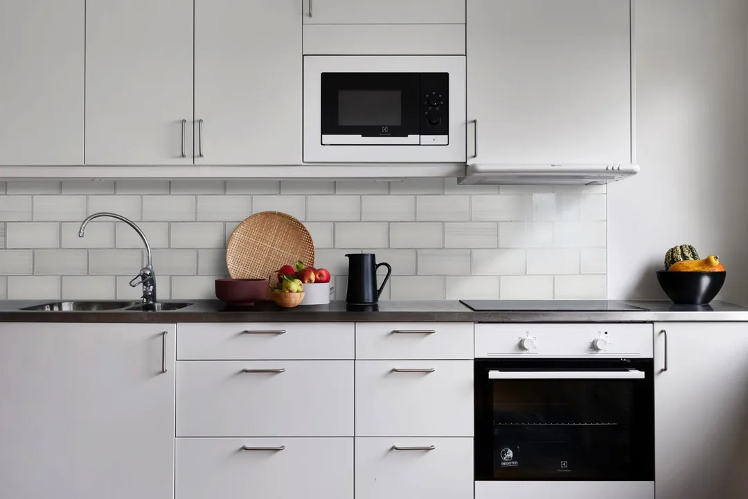 WS Tiles - Peel & Stick Hand Painted White 3 in. x 6 in. Individual Glass Subway Wall Tile (8 sq. ft / Case), photo 4 of 5