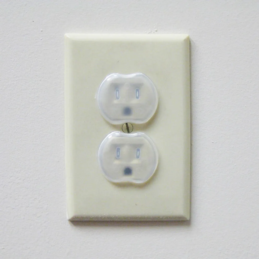 Dreambaby Clear Plastic Safety Catches and Outlet Covers Kit 10 pk, photo 4 of 5